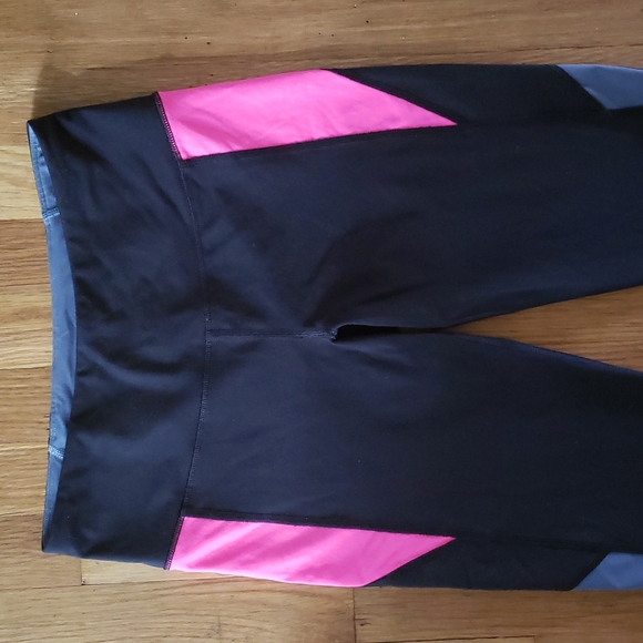 Victoria's Secret Pants - Victoria's Secret VSX Sport Tight Fitting Athletic Capri Pants Size Small